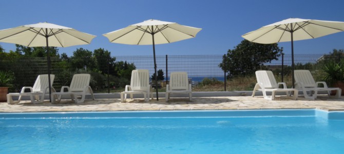 Blick vom Pool zum Meer Blick vom Pool zum Meer